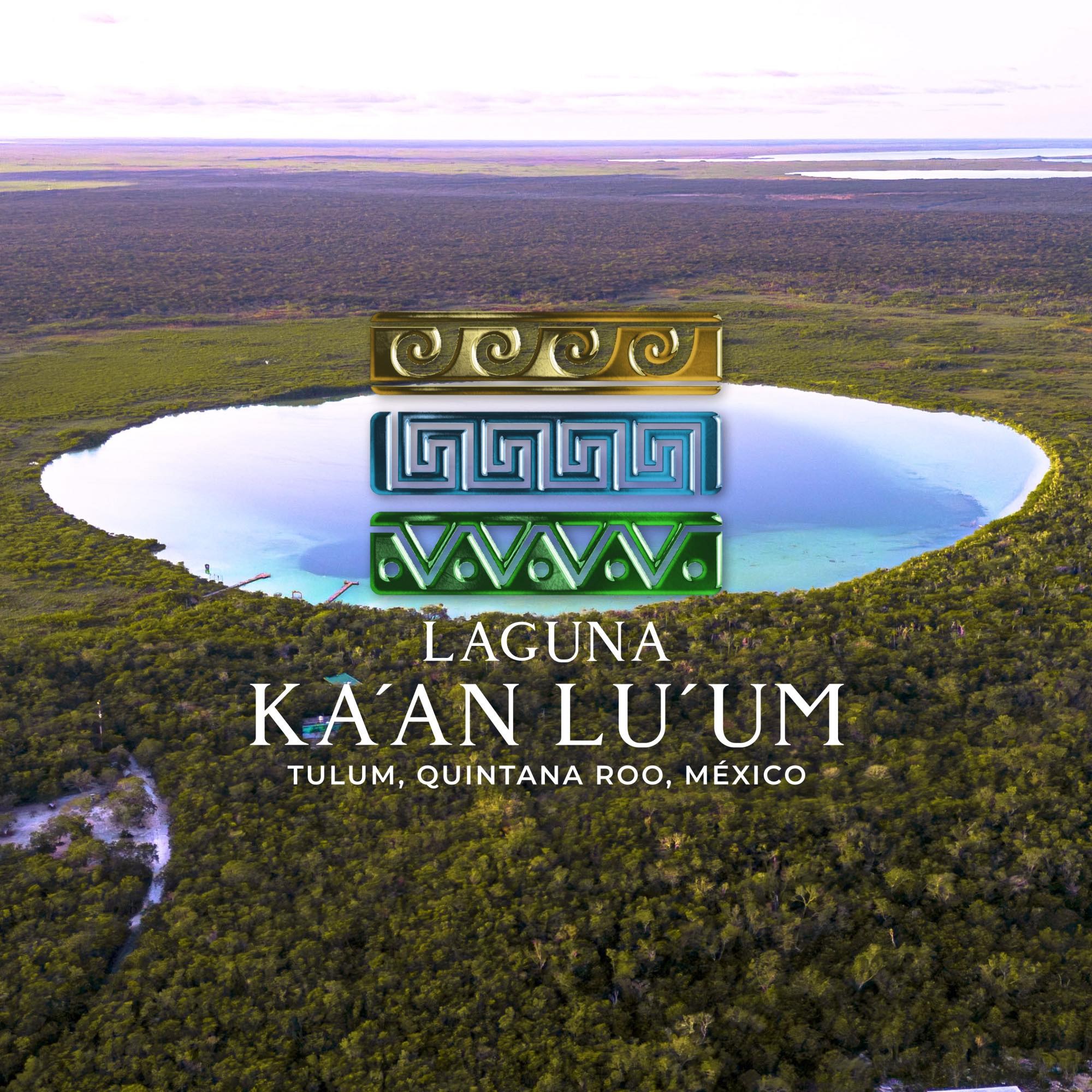 Logo Laguna Kaan Luum sobre vista aérea de la laguna
