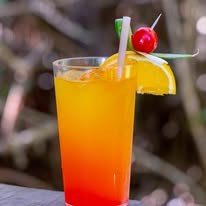 Bebida tropical en la laguna