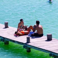 Visitantes descansando en muelle